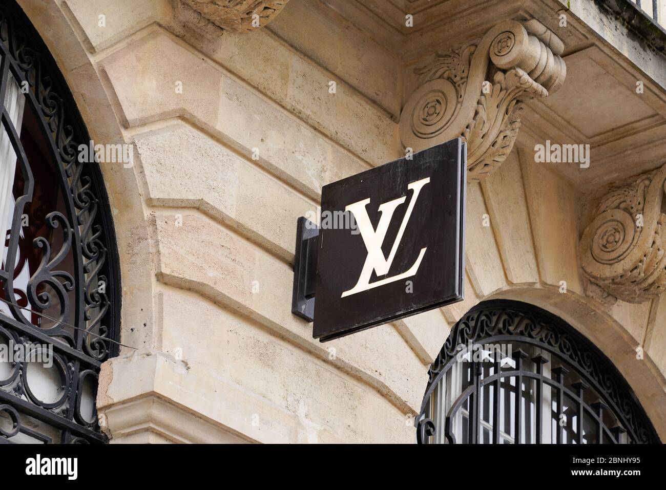 Bordeaux , Aquitaine / Frankreich - 05 12 2020 : Louis Vuitton Logo Schild  Store Straße Luxus Marke Mode Shop Stockfotografie - Alamy