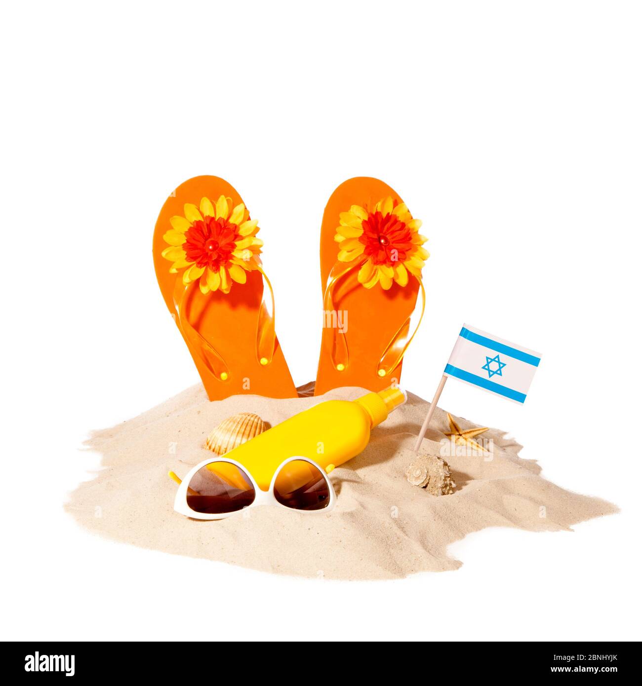 Strandartikel mit Flip Flops und Flagge israel auf einem sonnigen Sandhaufen. Strandkonzept Stockfoto