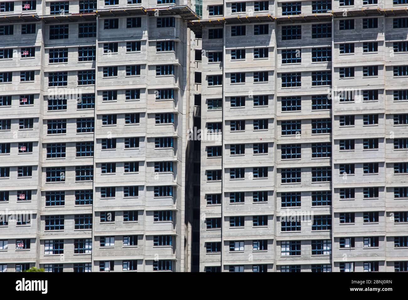 Der Bau eines Hochhauses hat aufgrund der Coronavirus-Pandemie, von der Tausende von ausländischen Arbeitern in Singapur betroffen waren, die Arbeit eingestellt. Stockfoto
