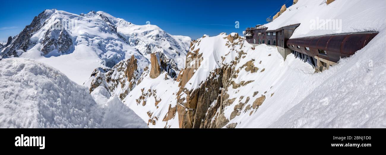 Winterpanorama auf Mont Blanc Massiv, Cosmiques Ridge und Aiguille du Midi. Chamonix, Haute-Savoie, Französische Alpen, Frankreich Stockfoto