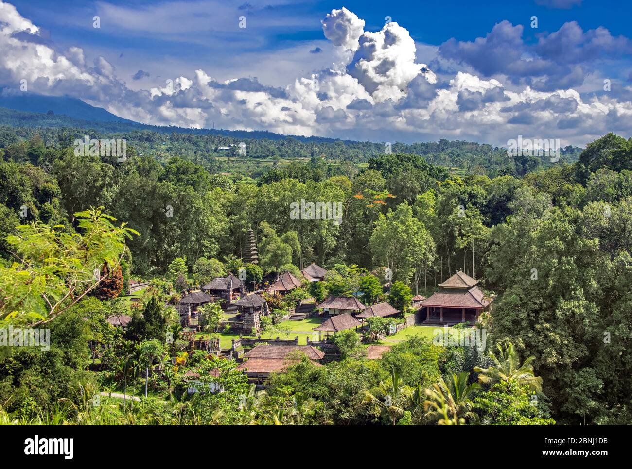 Kleiner Tempelkomplex umgeben vom Dschungel Pura Besikalung Jatiluwih Bali Indonesien Stockfoto Kleiner Tempelkomplex umgeben vom Dschungel Pura Besikalung Jatiluwih Bali Indonesien Stockfoto