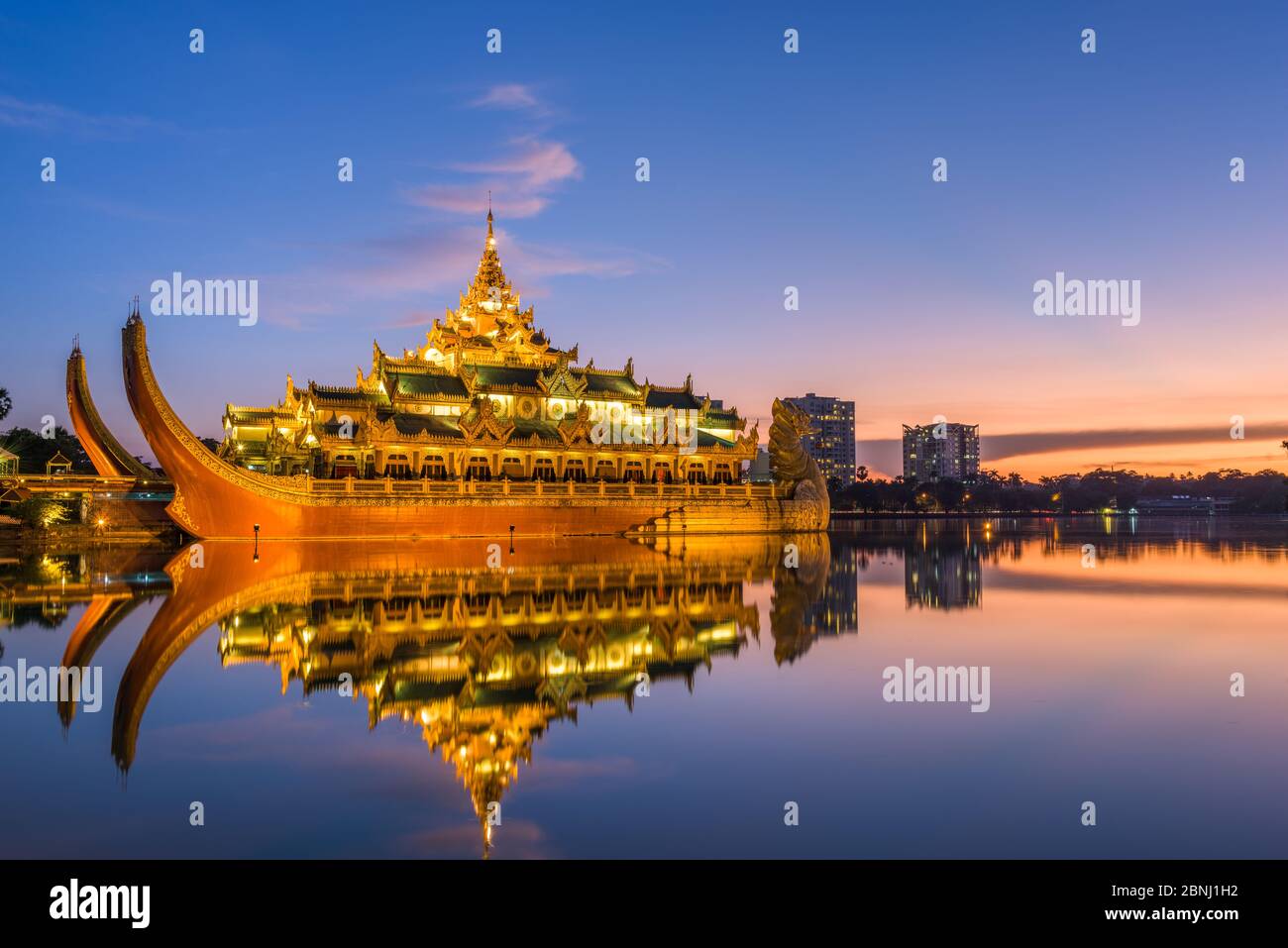 Yangon, Myanmar am Karaweik Palast im Kandawgyi Königlichen See in der Dämmerung. Stockfoto
