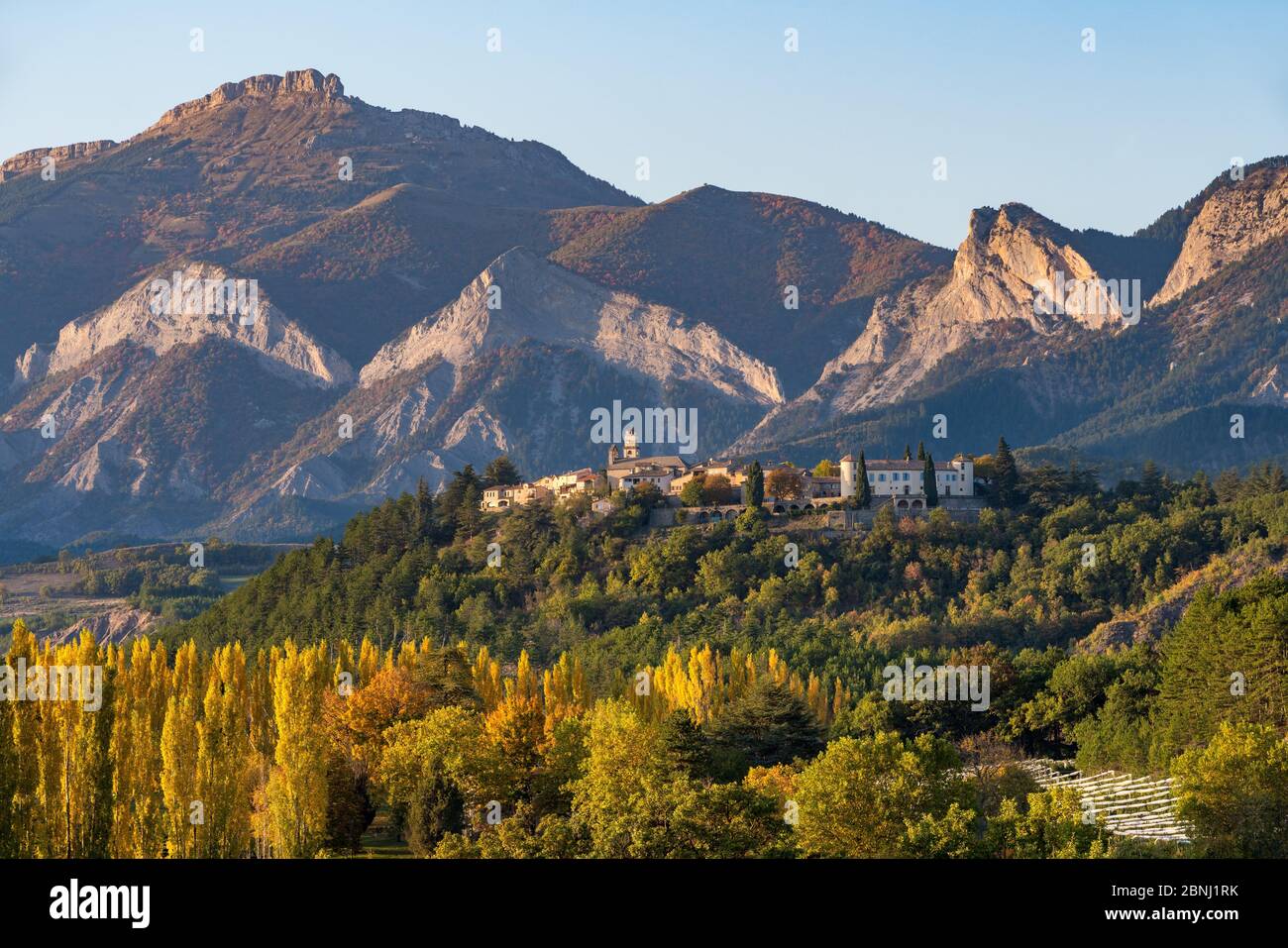 Das Bergdorf Ventavon im Herbst. Durance Valley, Hautes-Alpes, Europäische Alpen, Frankreich Stockfoto