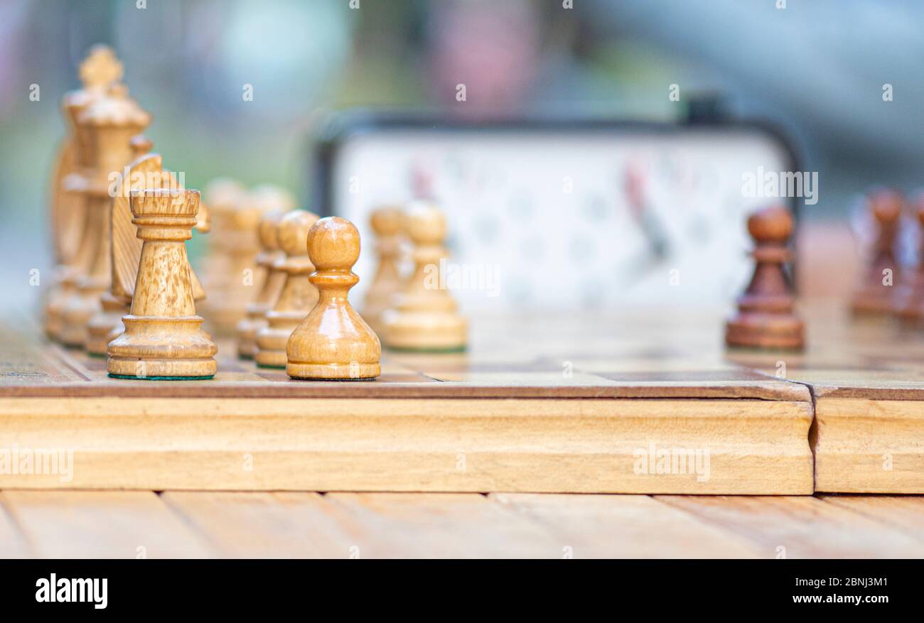 Nahaufnahme Schachbrett mit Schach, Vintage, alt, Holz Schachbrett. Die Leute spielen Schach in einem Stadtpark Stockfoto