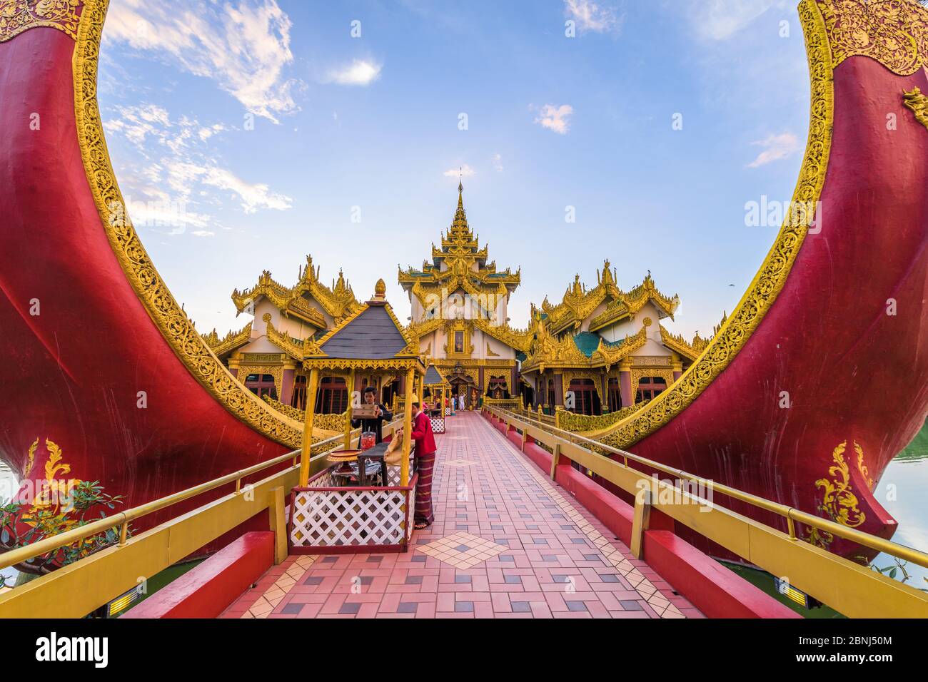 YANGON, MYANMAR - 17. OKTOBER 2015: Eingang zum Karaweik Palast im Kandawgyi Königlichen See bei Dämmerung. Stockfoto