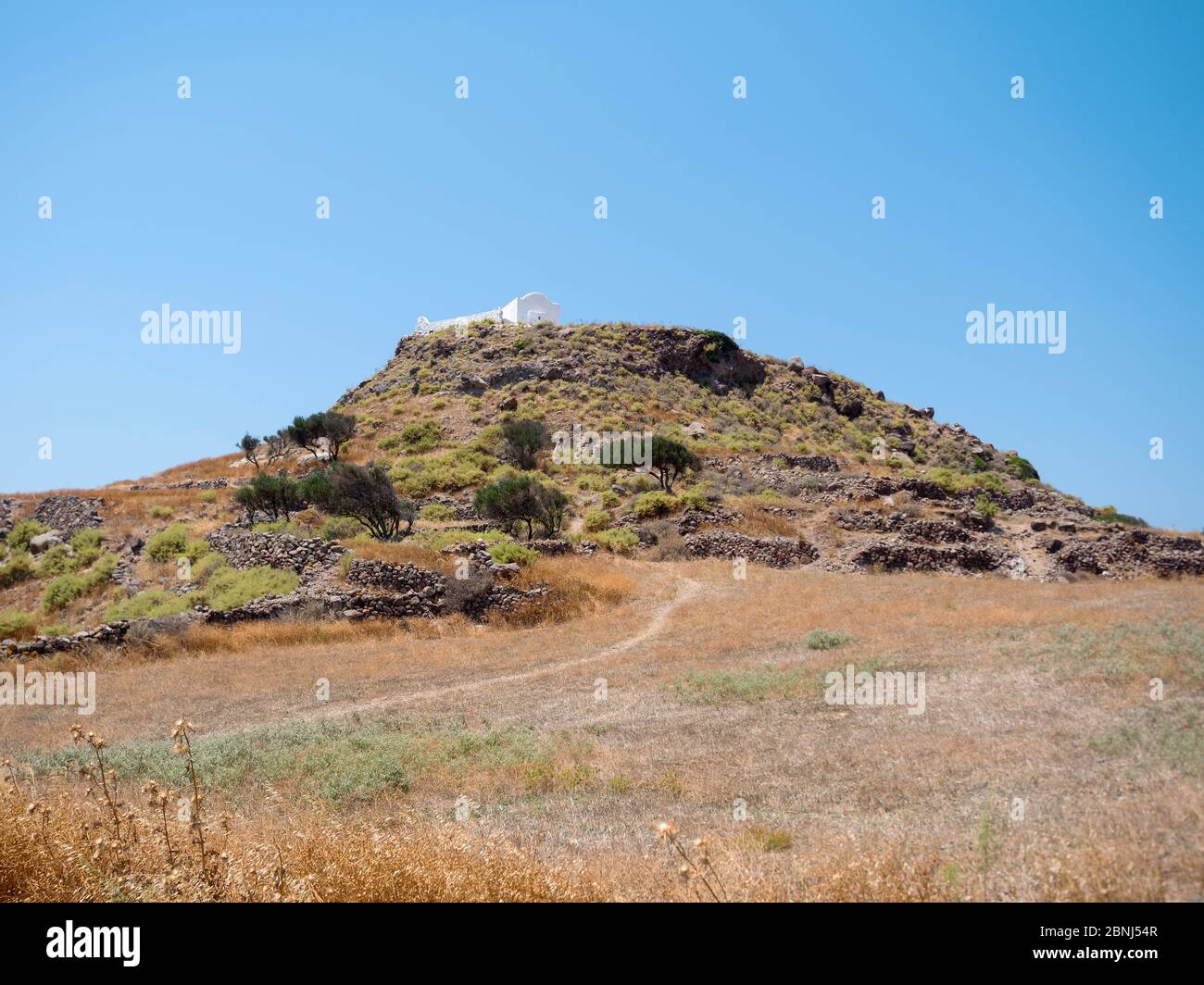 Traditionelle kleine Kirche auf dem Hügel auf der Insel Milos, Griechenland Stockfoto