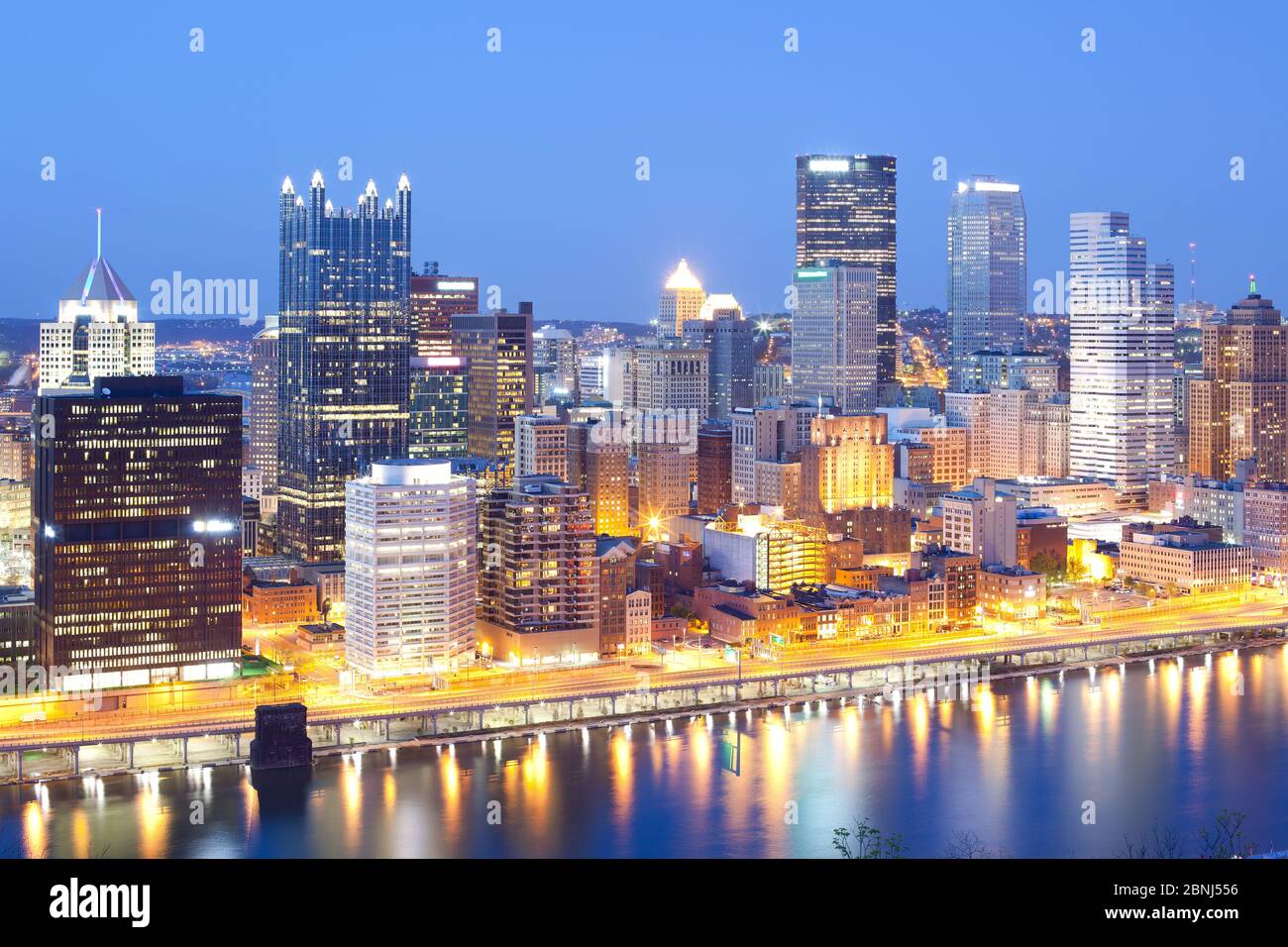 Skyline bei Nacht des Central Business District von Pittsburgh, Pennsylvania, USA Stockfoto