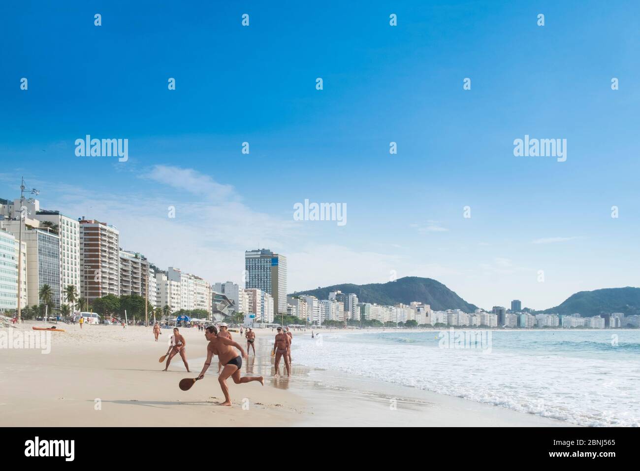 Die Einheimischen spielen am Morgen Freskenbemalte (Matkot) am Copacabana-Strand, Rio de Janeiro, Brasilien, Südamerika Stockfoto