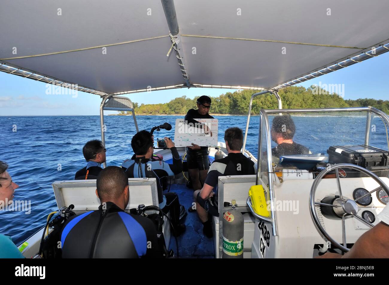 Briefing vor einem Tauchgang auf dem Boot, Palau, Philippinisches Meer Stockfoto