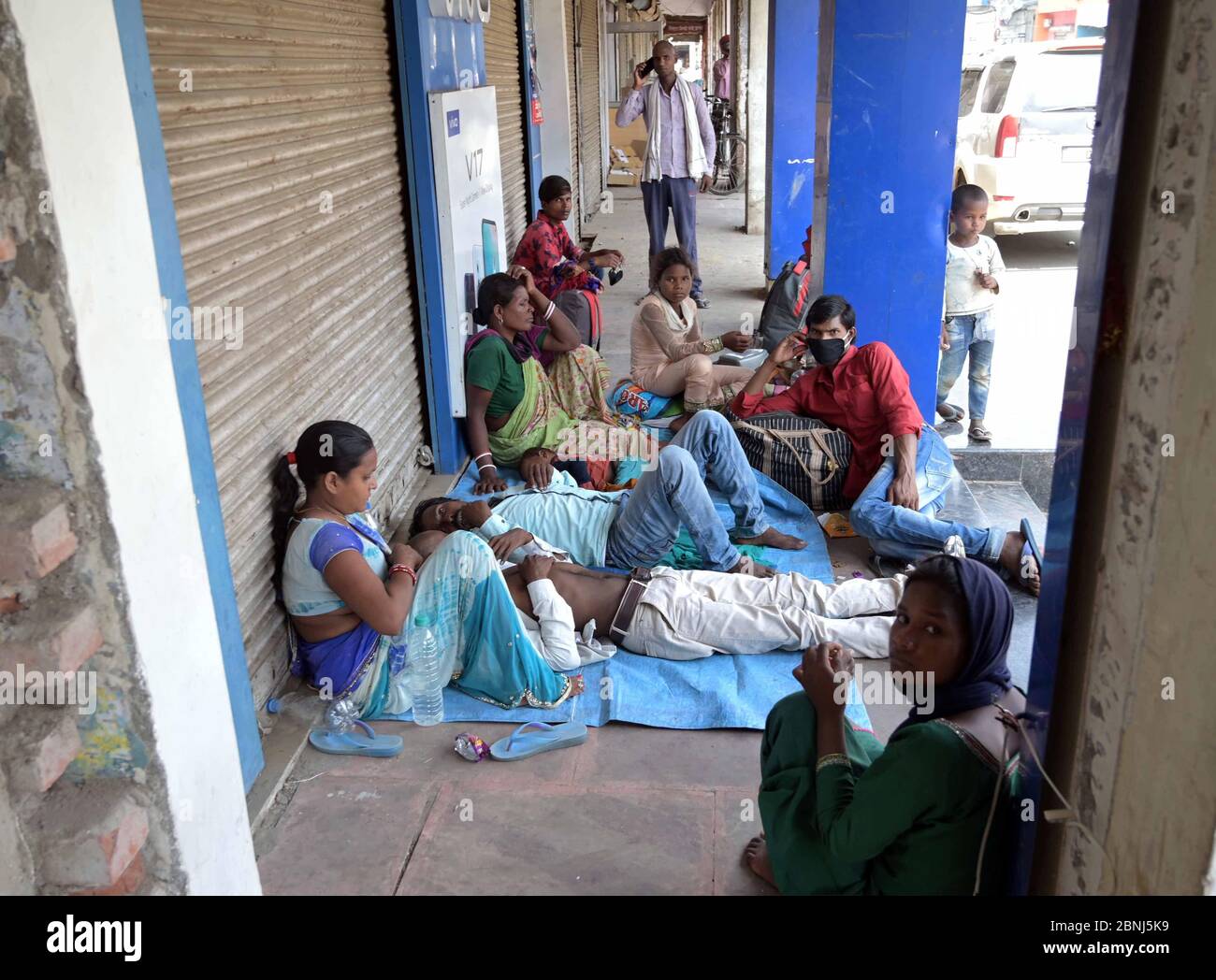 Prayagraj, Indien. Mai 2020. Migranten ruhen auf einem geschlossenen Markt, während sie ihre Heimatdörfer während einer landesweiten, staatlich verordneten Lockdown als vorbeugende Maßnahme gegen Coronavirus erreichen, in Prayagraj (Foto: Prabhat Kumar Verma/Pacific Press) Quelle: Pacific Press Agency/Alamy Live News Stockfoto