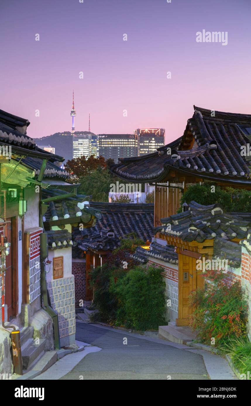 Traditionelle Häuser in Bukchon Hanok Dorf und Namsan Seoul Tower in der Dämmerung, Seoul, Südkorea, Asien Stockfoto