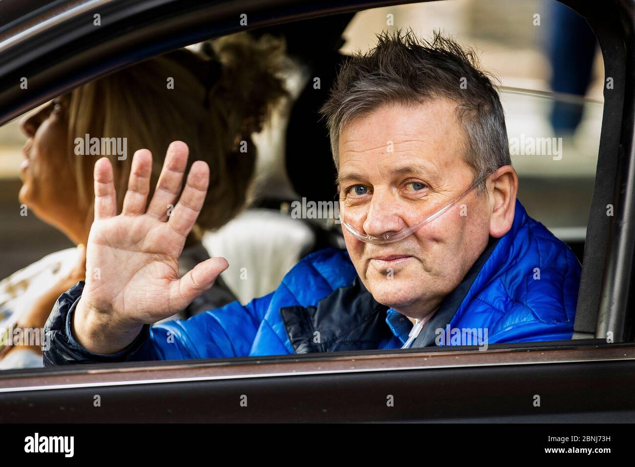 Geoffrey McKillop verließ das Causeway Hospital in Coleraine, Co Londonderry, wo er nach dem überlebenden Coronavirus entlassen wurde. Stockfoto