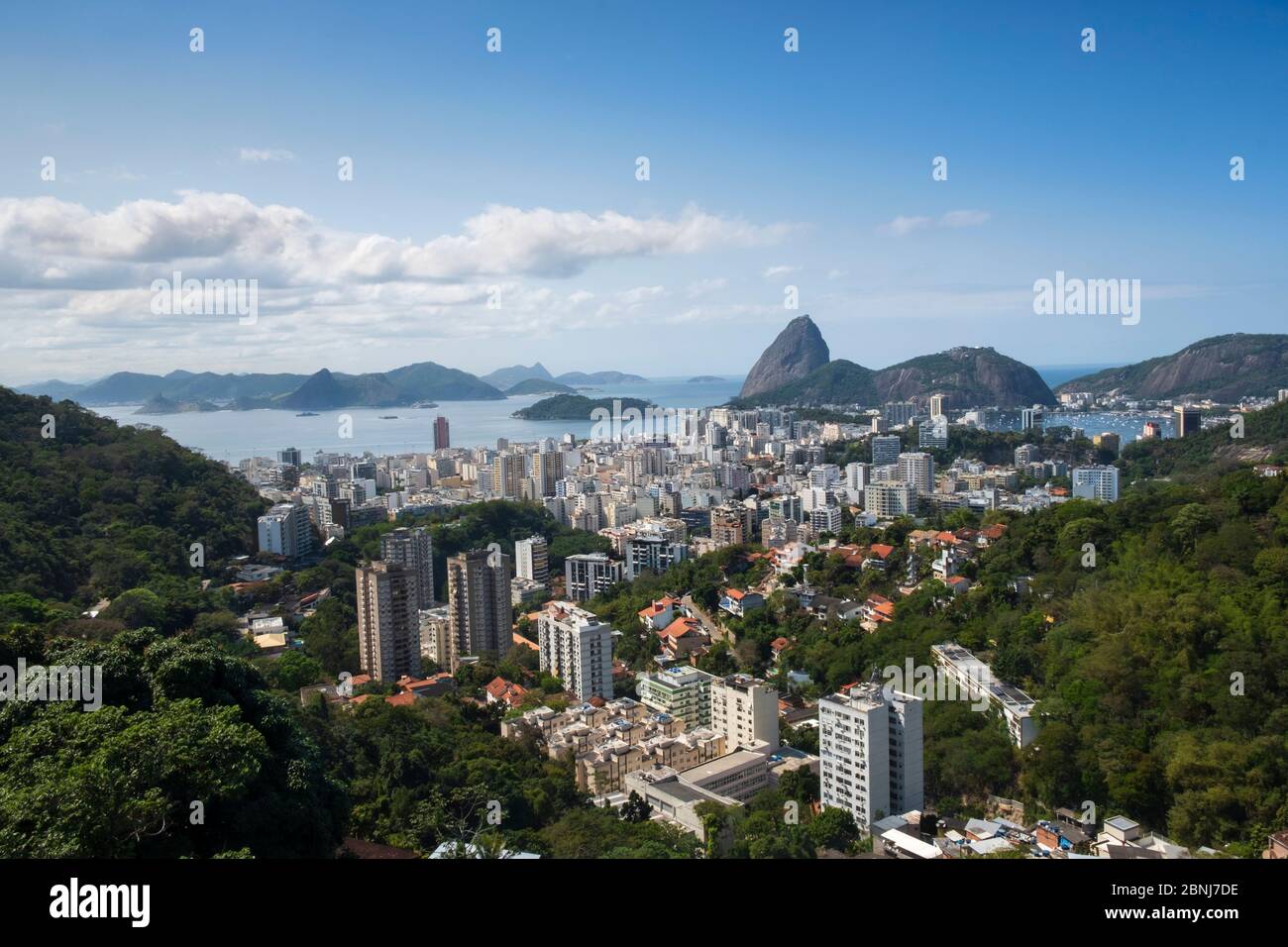 Blick auf den Zuckerhut (Pao de Acucar) und Botafogo Nachbarschaft, Botafogo, Rio de Janeiro, Brasilien, Südamerika Stockfoto