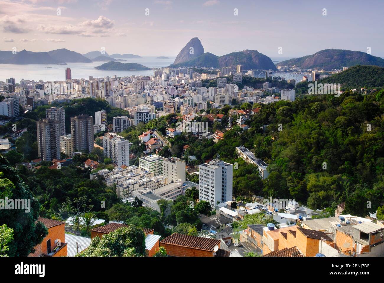 Blick auf den Zuckerhut (Pao de Acucar) und Botafogo Nachbarschaft, Botafogo, Rio de Janeiro, Brasilien, Südamerika Stockfoto