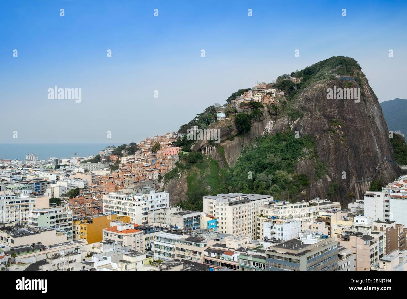 Copacabana Nachbarschaft und die Pavao Pavaozinho Favela Slum, Copacabana, Rio de Janeiro, Brasilien, Südamerika Stockfoto