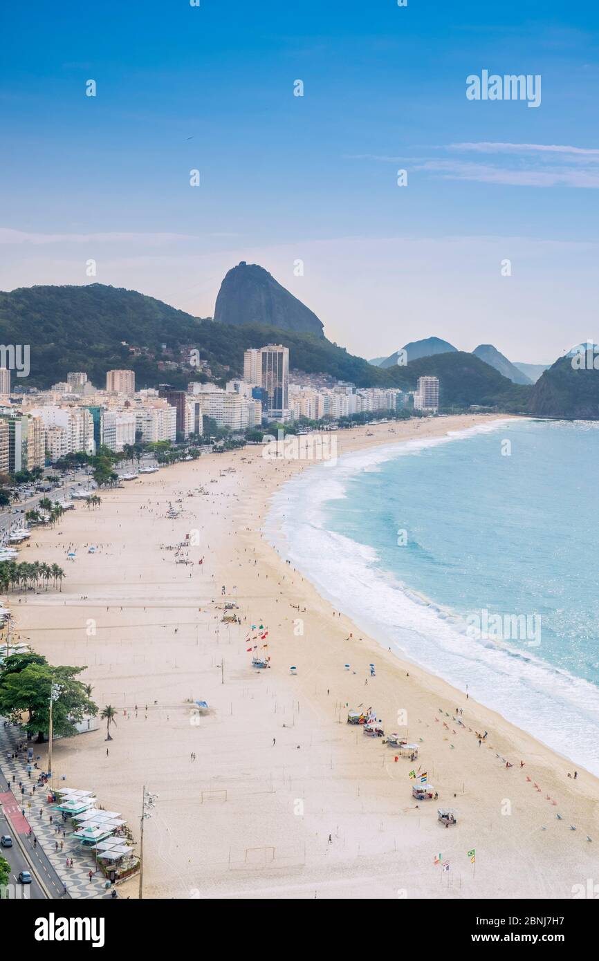Erhöhte Sicht auf den Strand und den Atlantik, Copacabana, Rio de Janeiro, Brasilien, Südamerika Stockfoto