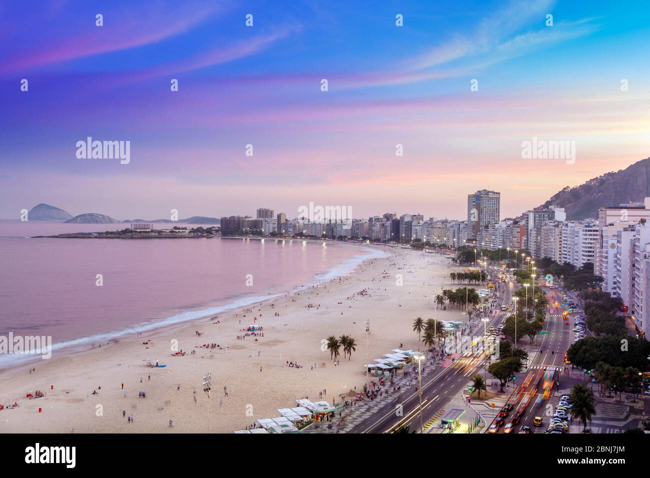 Blick auf den Strand Copacabana und die Avenida Atlantica in Rio de Janeiro, Brasilien, Südamerika Stockfoto