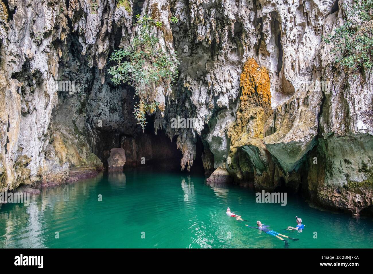 Schnorchler am Eingang zur Tomolo (Goa Keramat) Höhle, Tomolo, Misool, West Papua, Gewürzinseln, Indonesien, Südostasien, Asien Stockfoto