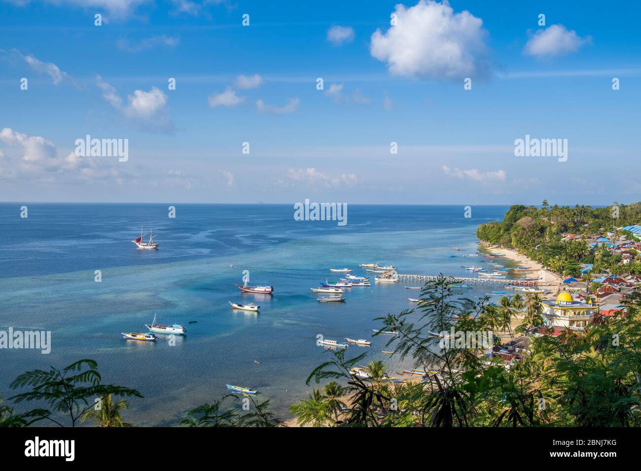 Erhöhte Ansicht des Hauptdorfes Banda Besar, Maluku, Gewürzinseln, Indonesien, Südostasien, Asien Stockfoto