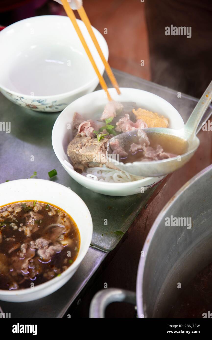 Ein dampfendes Gericht von Bun Bo Hue, die würzige lokale Rinderbrühe oder Hotpot, in einem lokalen Restaurant, Hue, Vietnam, Indochina, Südostasien, Asien Stockfoto