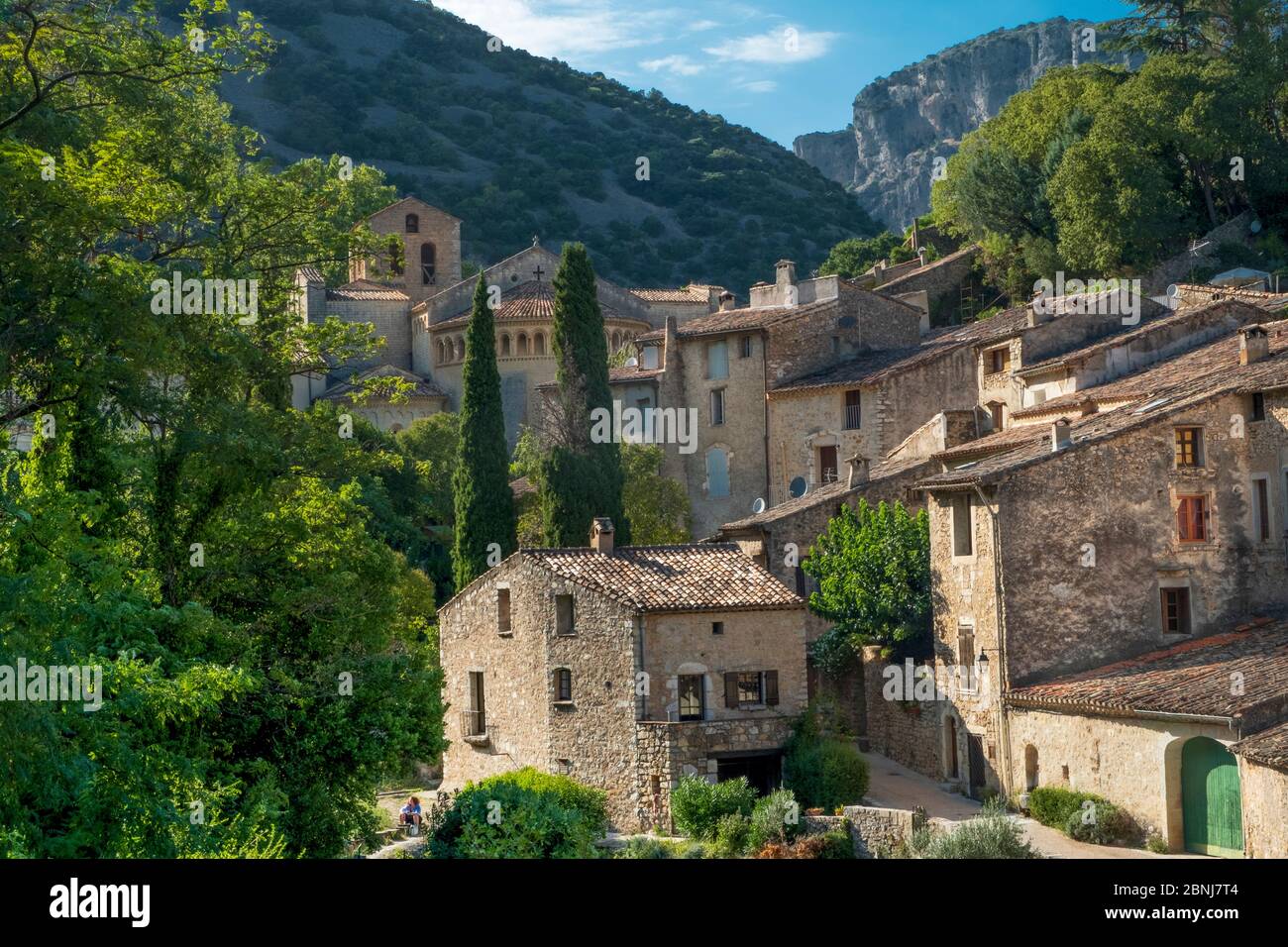 Das mittelalterliche Bergdorf Saint-Guilhem-le-Desert auf dem Weg des St. James, Herault, Languedoc, Occitanie, Frankreich, Europa Stockfoto