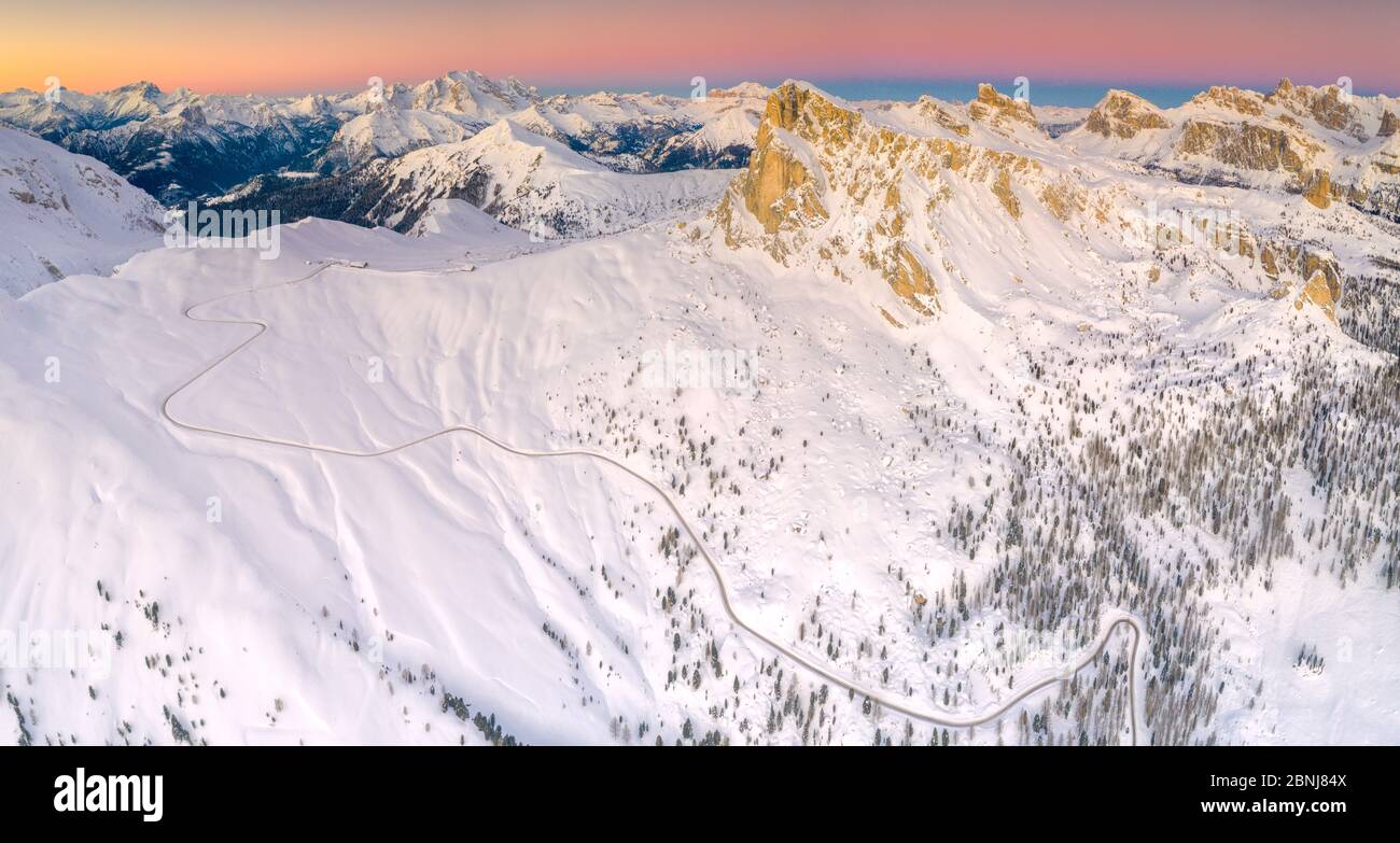 Panorama per Drohne auf den verschneiten Giau Pass, Marmolada, Ra Gusela, Nuvolau, Averau und Lagazuoi bei Sonnenaufgang, Dolomiten, Venetien, Italien, Europa Stockfoto