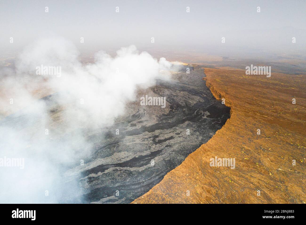 Trockener Boden am Rande des rauchigen Erta Ale Vulkans von oben, Danakil Depression, Afar Region, Äthiopien, Afrika Stockfoto