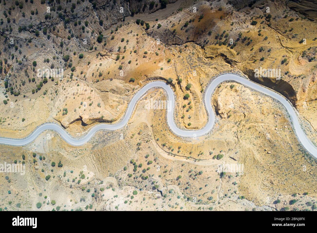 Luftaufnahme von Drohne von Haarnadelkurven der leeren Straße entlang Danakil Wüste von oben, Afar Region, Äthiopien, Afrika Stockfoto