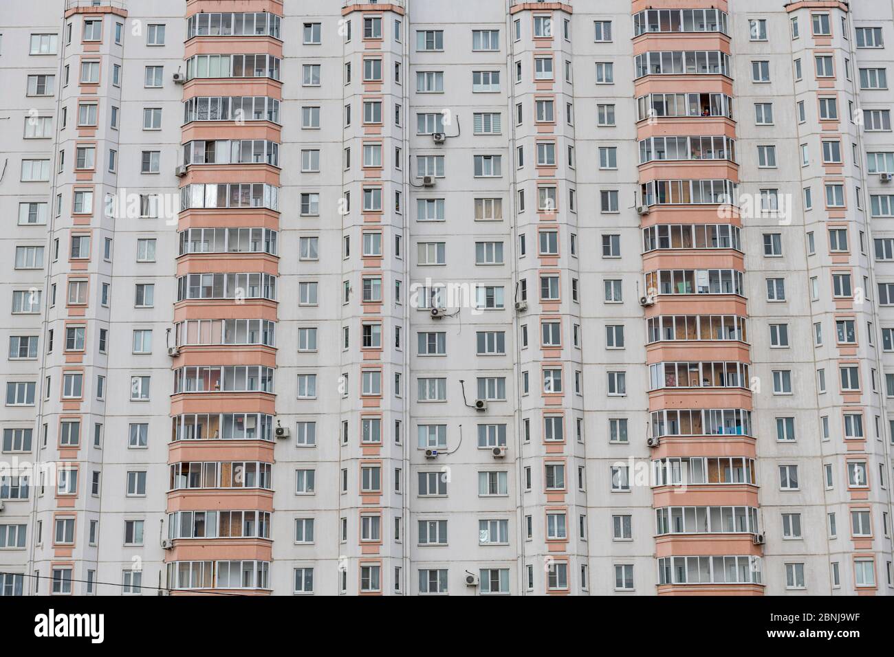 Nahaufnahme eines riesigen Wohnkomplexes, an einer langen Promenade in Kursk, Kursk Oblast, Russland, Eurasien Stockfoto