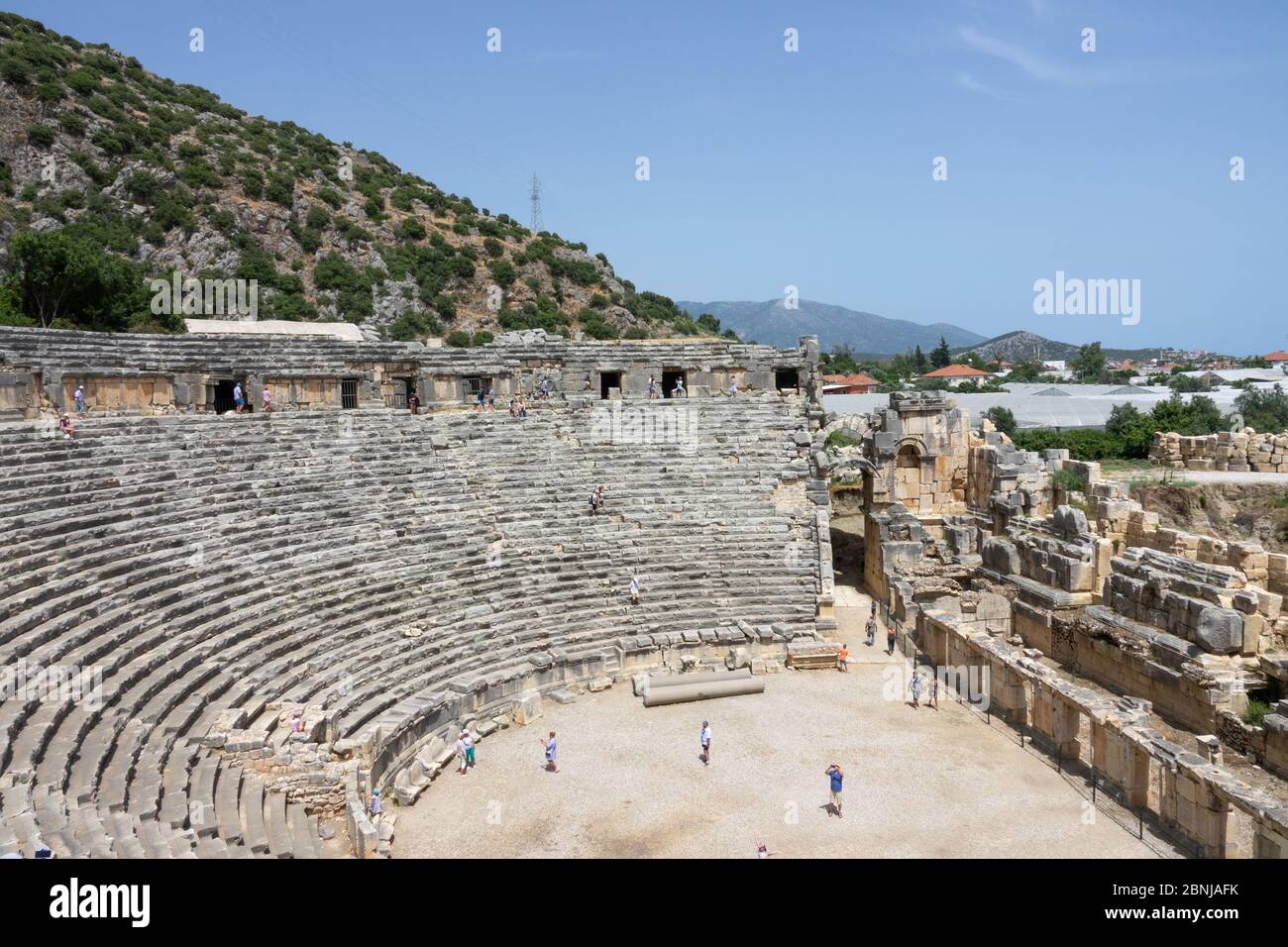 Demre, Türkei - 03. Juni 2019: Ruinen des griechisch-römischen Amphitheaters der antiken Stadt Myra in Demre, Provinz Antalya, Türkei. Touristischer Anziehtn Stockfoto