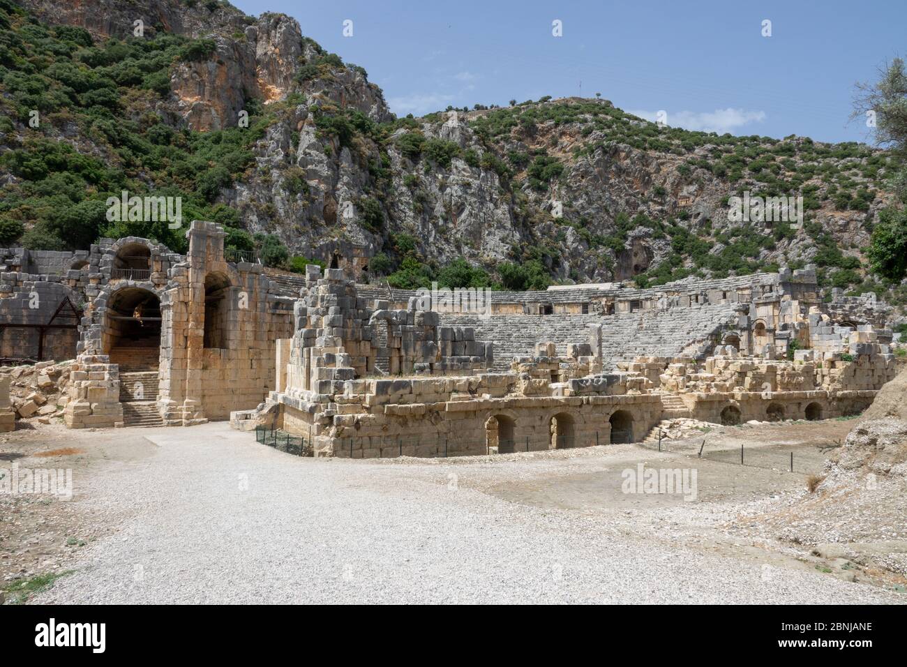 Ruinen des griechisch-römischen Amphitheaters der antiken Stadt Myra in Demre, Provinz Antalya, Türkei. Touristische Attraktionen in der Türkei Stockfoto