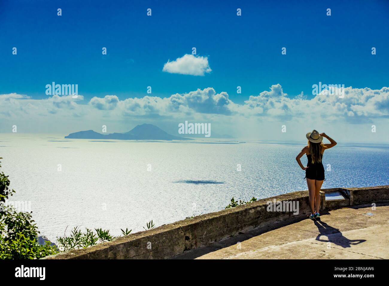 Frau, die die faszinierende Aussicht auf die Saba-Insel, die Niederländischen Antillen, Westindien, die Karibik und Mittelamerika genießen kann Stockfoto