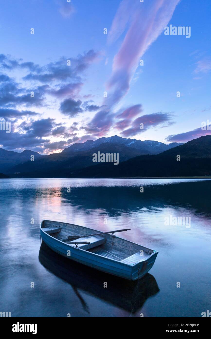 Einschifffahrt im Sils See bei Sonnenaufgang, Malojapass, Engadiner Tal, Graubünden, Schweiz, Europa Stockfoto