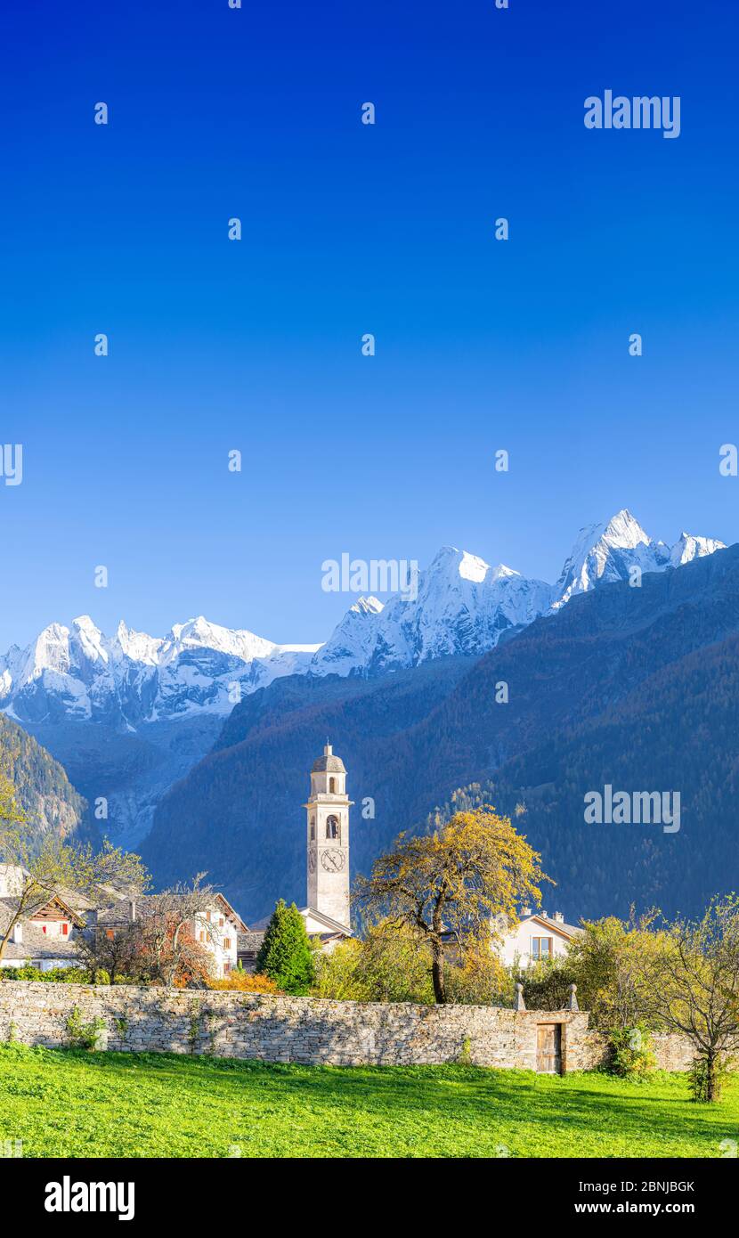 Traditionelles Dorf Soglio im Herbst, Soglio, Bregaglia Tal, Graubünden, Schweiz, Europa Stockfoto