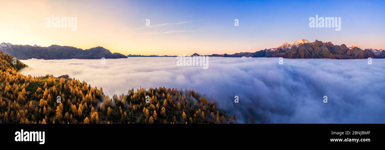 Luftaufnahme des von Nebel bedeckten Malenco-Tals bei Sonnenaufgang, Valmalenco, Valtelllina, Lombardei, Italien, Europa Stockfoto