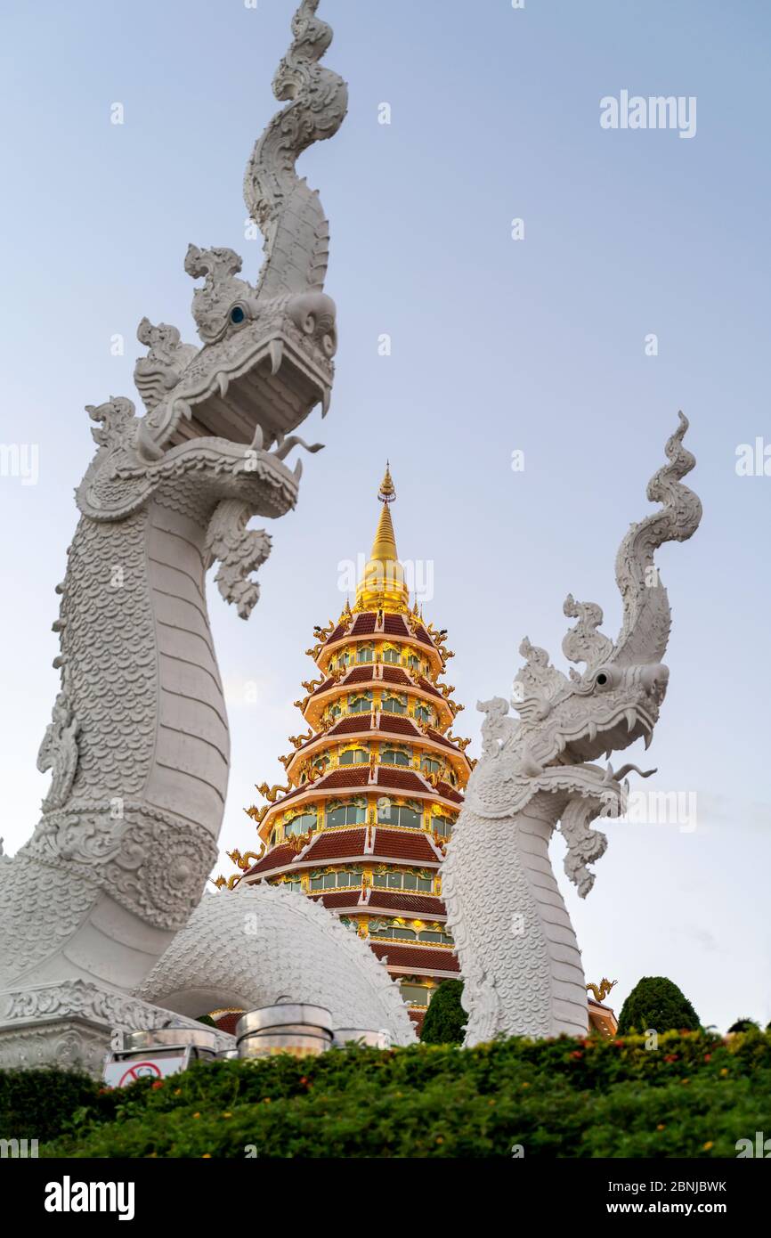 Wat Huay Pla Kang Tempel (Big Buddha) in der Abenddämmerung, Chiang Rai, Thailand, Südostasien, Asien Stockfoto