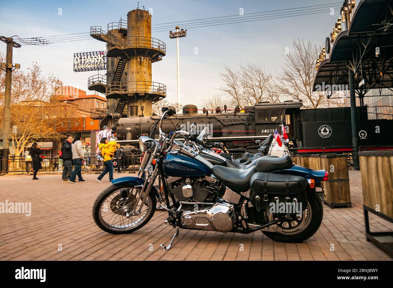 Eine Sammlung von Motorrädern vor 0751 Dampflokomotive außerhalb ACE Cafe, Peking China im Winter gesehen. Stockfoto