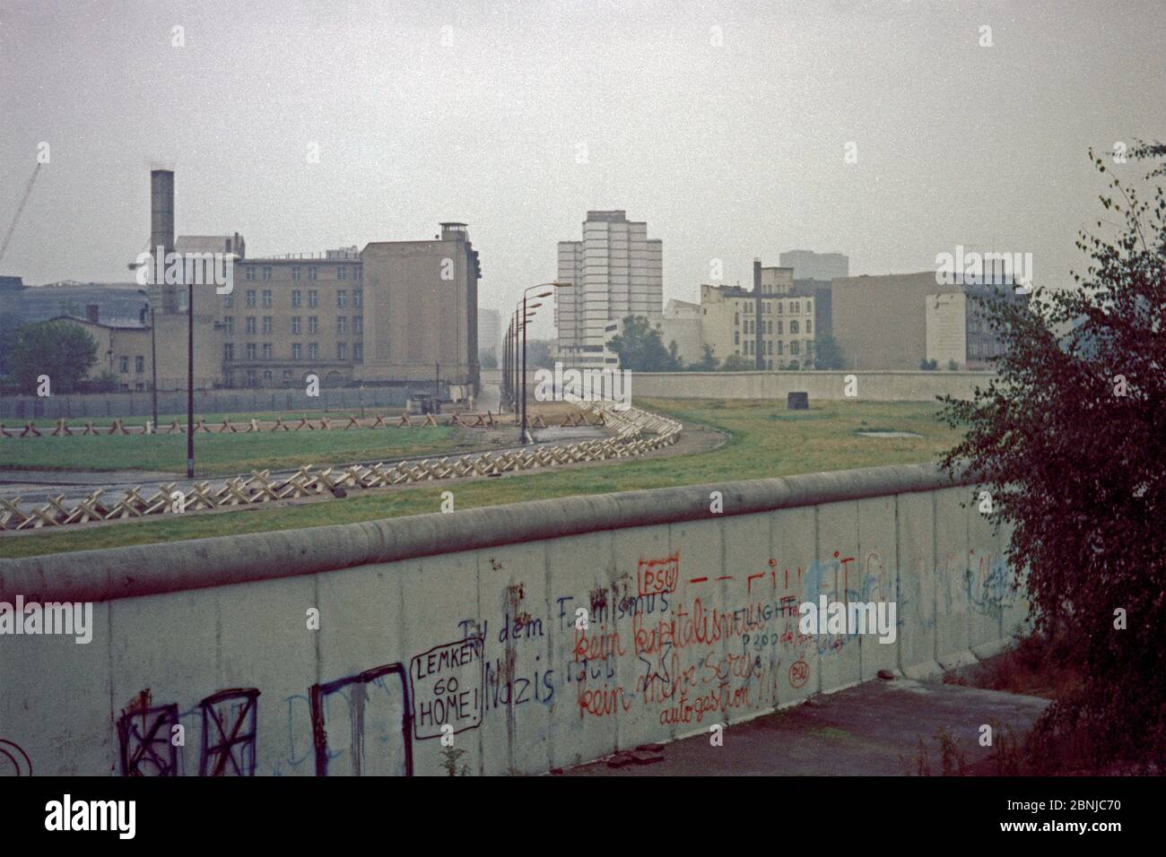 Blick über die Berliner Mauer in der Nähe des Potsdamer Platzes, Oktober 1980, West-Berlin, Westdeutschland Stockfoto