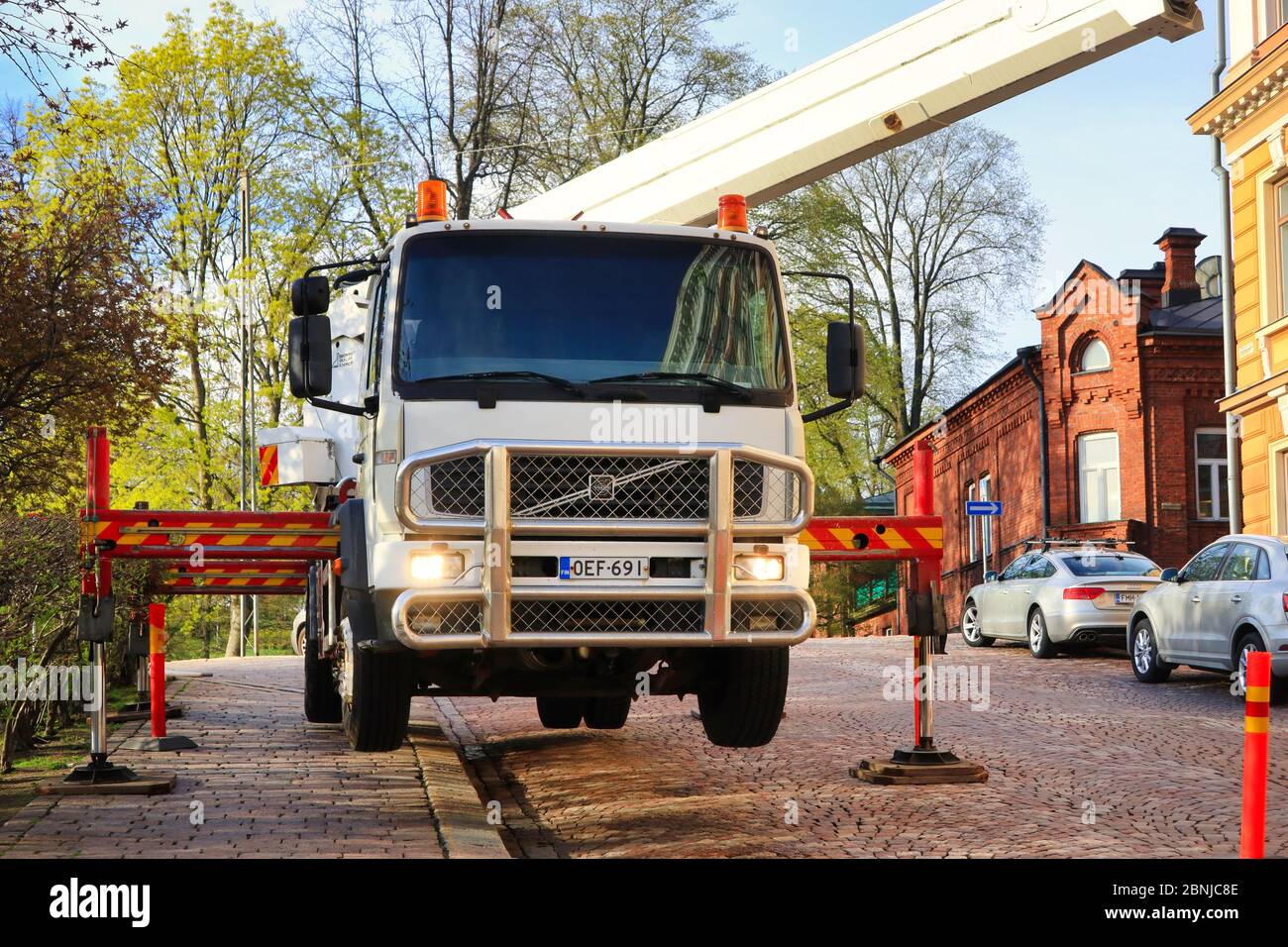 Volvo Kranwagen angehoben auf Stützen, halten das Fahrzeug stabil und ausgeglichen während des Betriebs. Helsinki, Finnland. 13.Mai 2020 Stockfoto