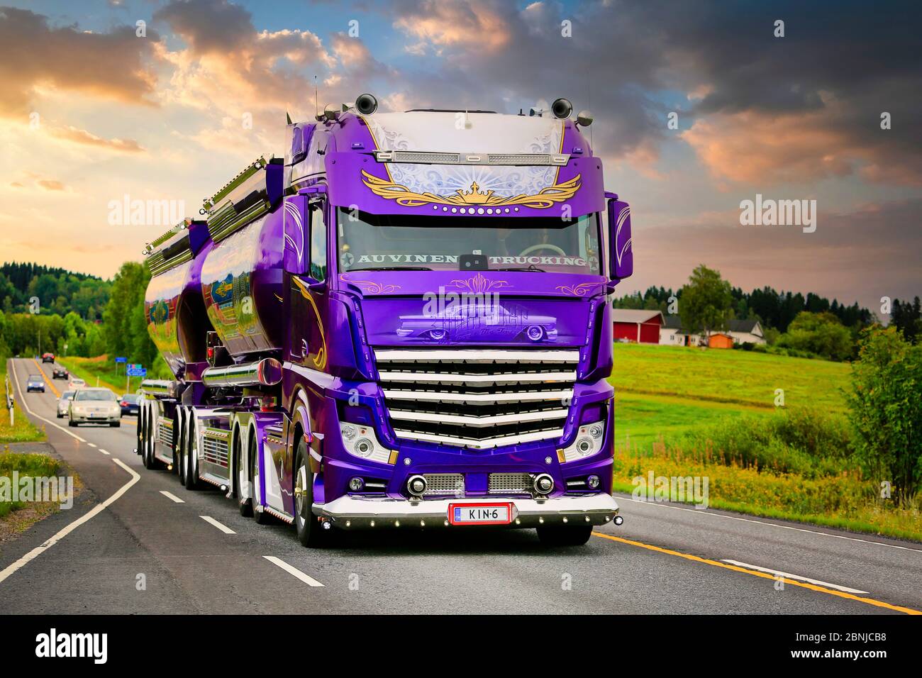 Purple Truck Stockfotos Und Bilder Kaufen Alamy