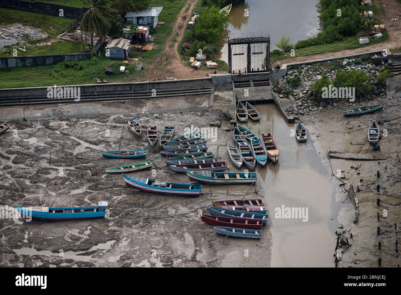 Fischerboote im Hope Kanal, ein Bewässerungskanal inEast Demerara Water Conservancy, Küstenregion Guyana, Südamerika Stockfoto Fischerboote im Hope Kanal, ein Bewässerungskanal inEast Demerara Water Conservancy, Küstenregion Guyana, Südamerika Stockfoto