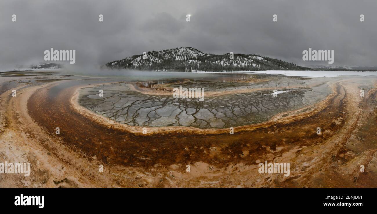 Grand Prismatic Spring und Bakterienmatten, Midway Geyser Basin, Yellowstone National Park, Teton County, Wyoming, Vereinigte Staaten von Amerika, North Amer Stockfoto