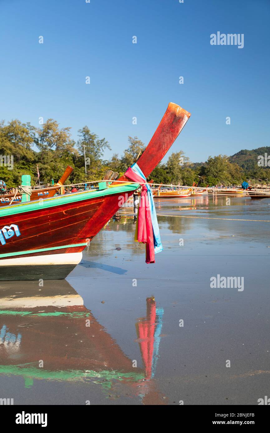 Langschwanzboote auf Kata Beach, Phuket, Thailand, Südostasien, Asien Stockfoto