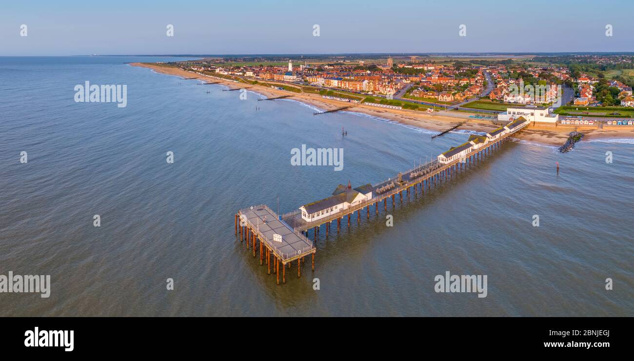 Blick per Drohne auf Southwold Lighthouse und Southwold, Suffolk, England, Großbritannien, Europa Stockfoto