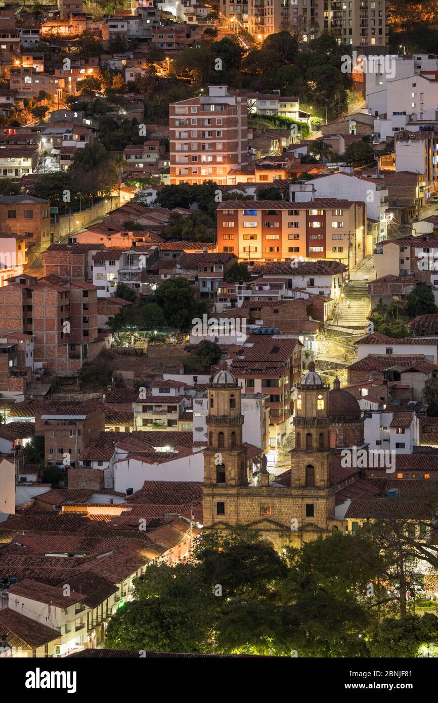 Blick auf San Gil bei Nacht, San Gil, Santander, Kolumbien, Südamerika Stockfoto