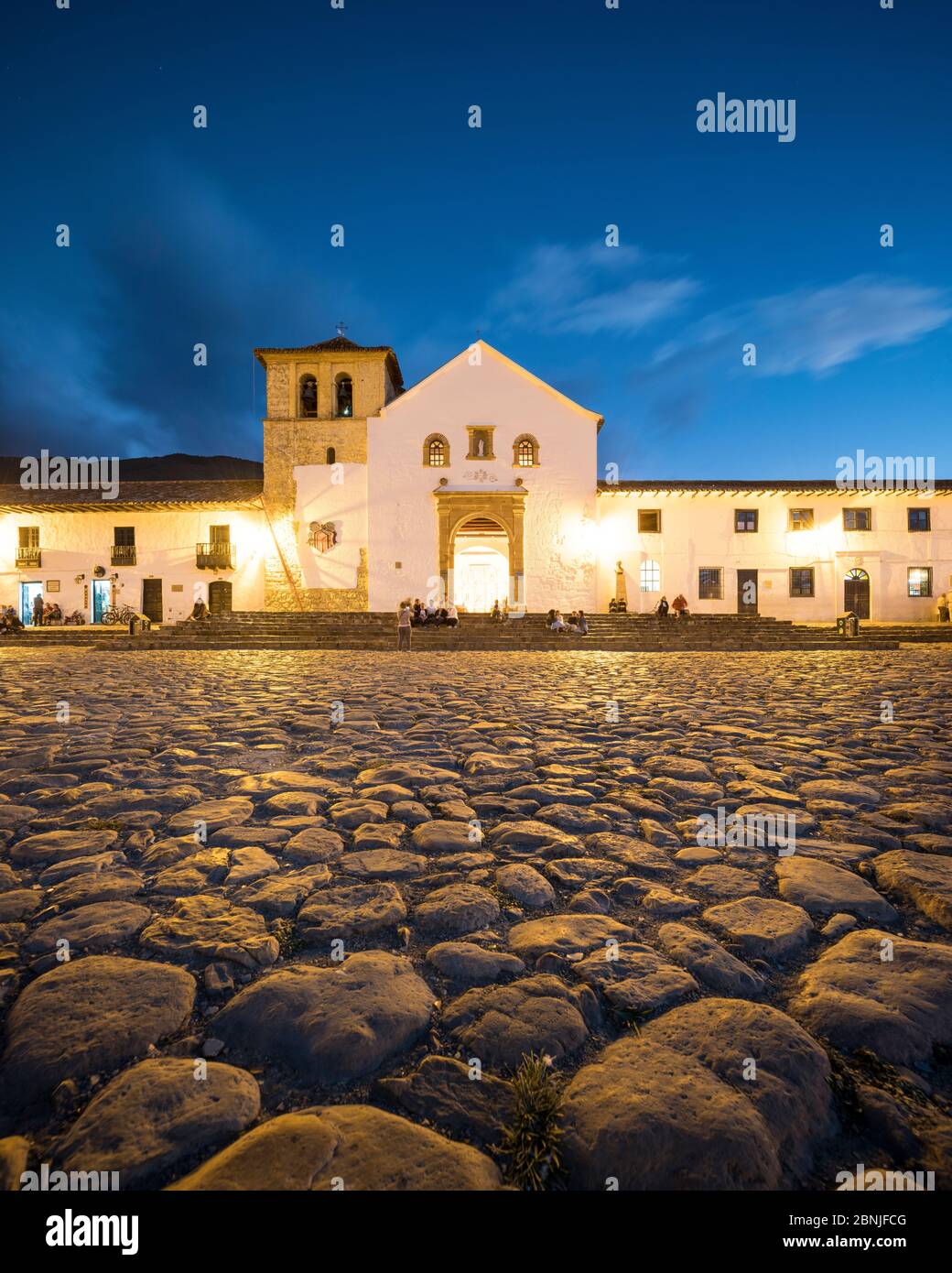 Plaza Mayor in der Dämmerung, Villa de Leyva, Boyaca, Kolumbien, Südamerika Stockfoto