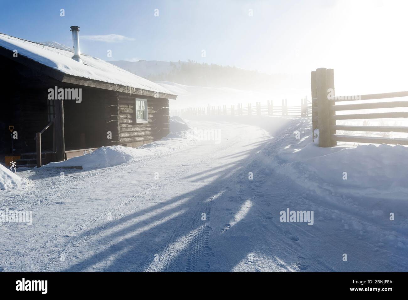 Hütte und Zaun im Winternebel auf der Lamar Buffalo Ranch, Yellowstone Nationalpark, Wyoming, USA. Februar 2016. Stockfoto
