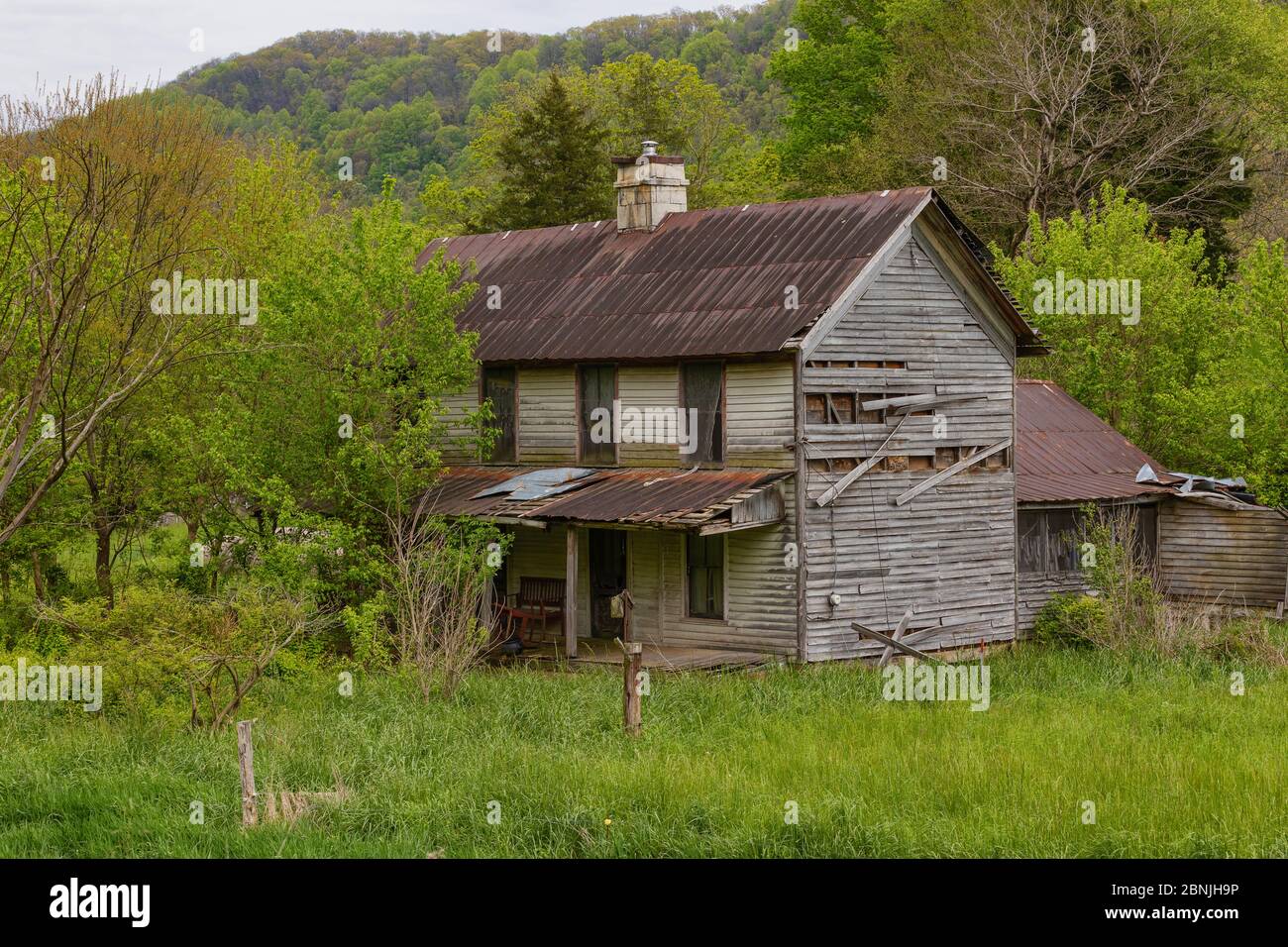 Verlassene Häuser von einer Landstraße im ländlichen Tennessee gesehen. Stockfoto