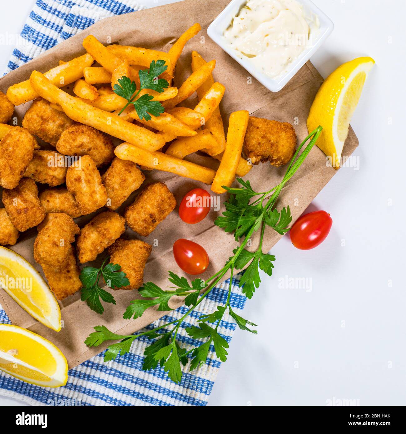 Knusprige Fischbites Snack Größe. Frittfrittelte Pollock Fischfinger mit Tartar Dipping Sauce Stockfoto