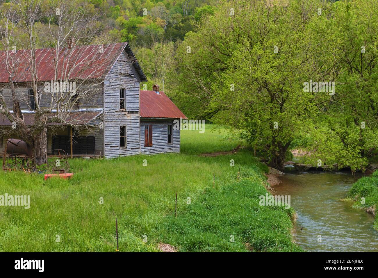 Verlassene Haus von einer Landstraße im ländlichen Tennessee gesehen. Stockfoto